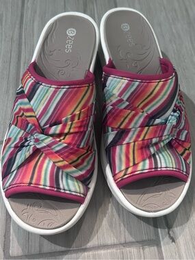 Bzees Women's Smile II WaveStripe Slide Wedge Sandals size 8.5 EUC